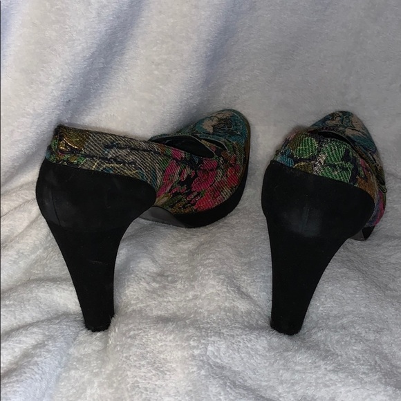 Stuart Weitzman Floral Tapestry Heels - GORGEOUS! - Picture 5 of 13